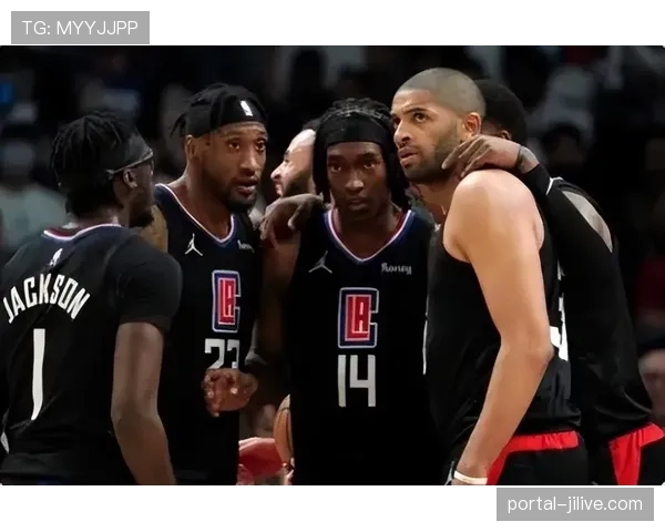 勇士库里面对努尔基奇长臂干扰高难度挑篮，锁定当日十佳球