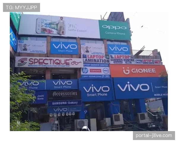 特写:场边广告牌实现程序化购买,不同国家观众看到的啤酒品牌广告不同 特写:场边广告牌实现程序化购买,不同国家观众看到的啤酒品牌广告不同